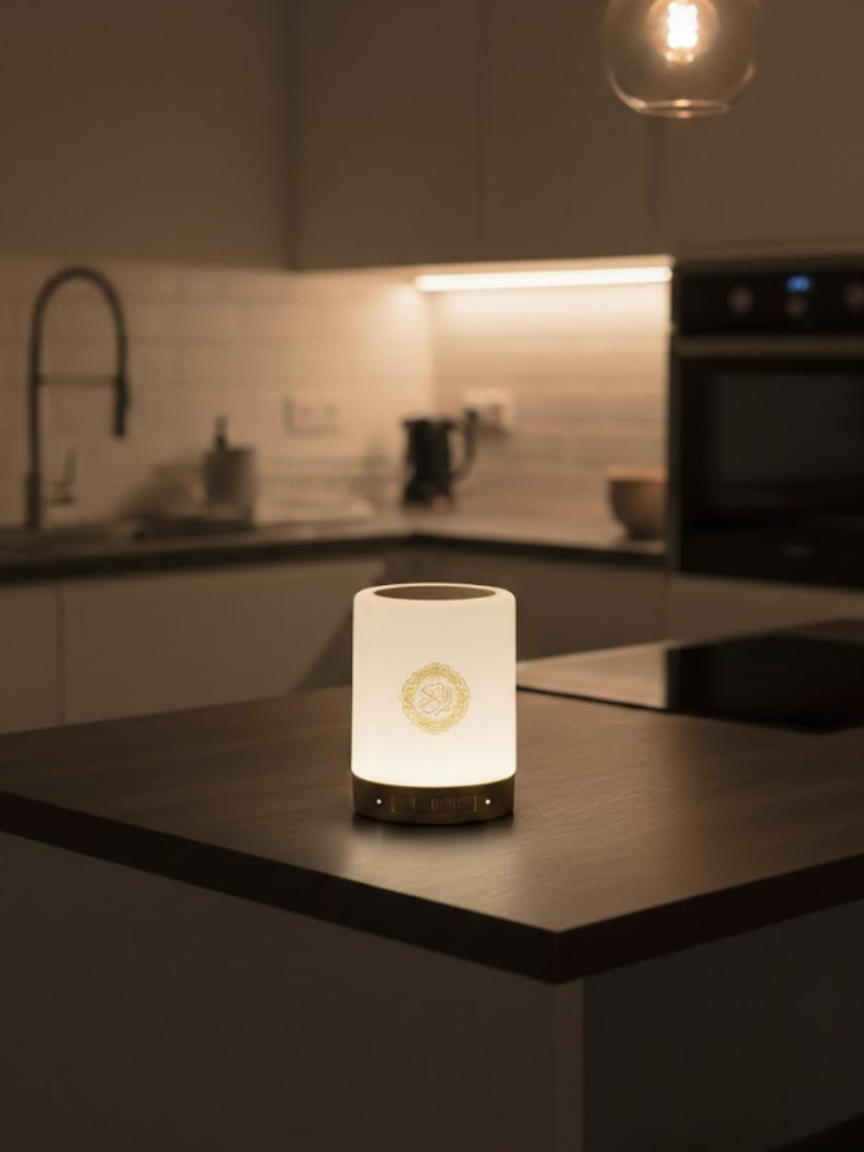 مصباح عربي محمول مع تلاوة القرآن